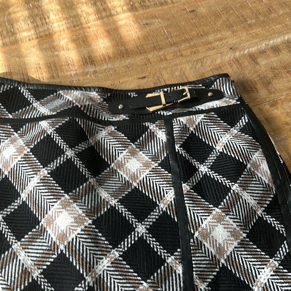 White House Black Market Black and White Plaid Skirt - Picture 2 of 8